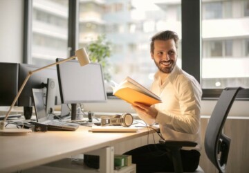 The Complete Guide on How to Sit at a Computer - sit on computer, shoulders, screen, relax, mouse, monitor, how to, guide, feet on the floor, complete, arms