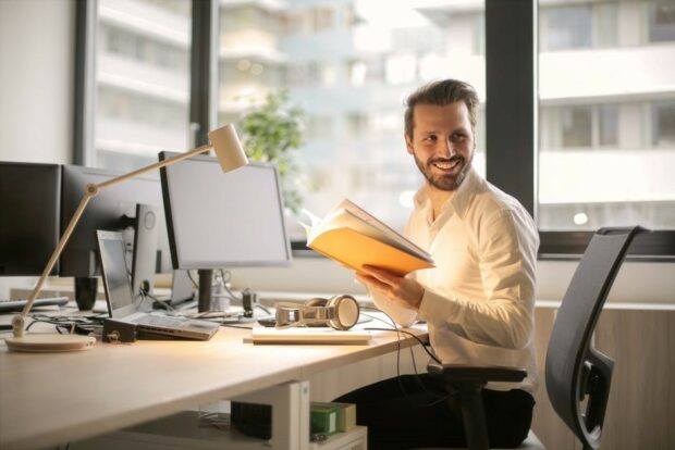 The Complete Guide on How to Sit at a Computer - sit on computer, shoulders, screen, relax, mouse, monitor, how to, guide, feet on the floor, complete, arms