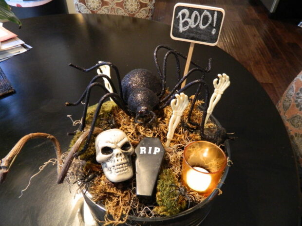 14 Halloween Centerpieces You Can Easily DIY (Part 1) - Halloween Centerpieces, Halloween Centerpiece, diy Halloween decorations, diy Halloween Centerpieces