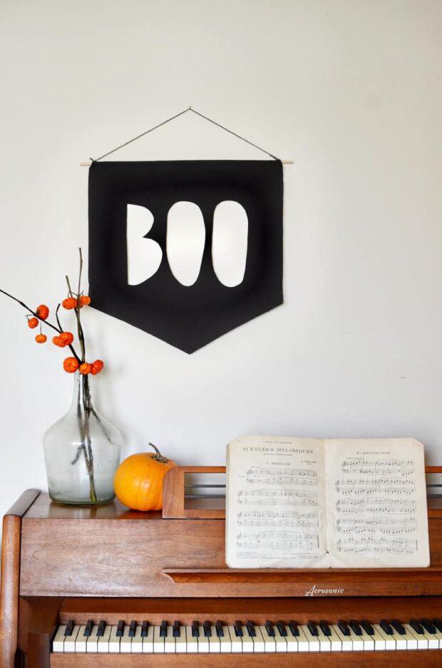 13 Easy Halloween Crafts You Can DIY - Outdoor DIY Halloween Crafts, Halloween Crafts for Kids, halloween crafts, DIY Halloween Crafts