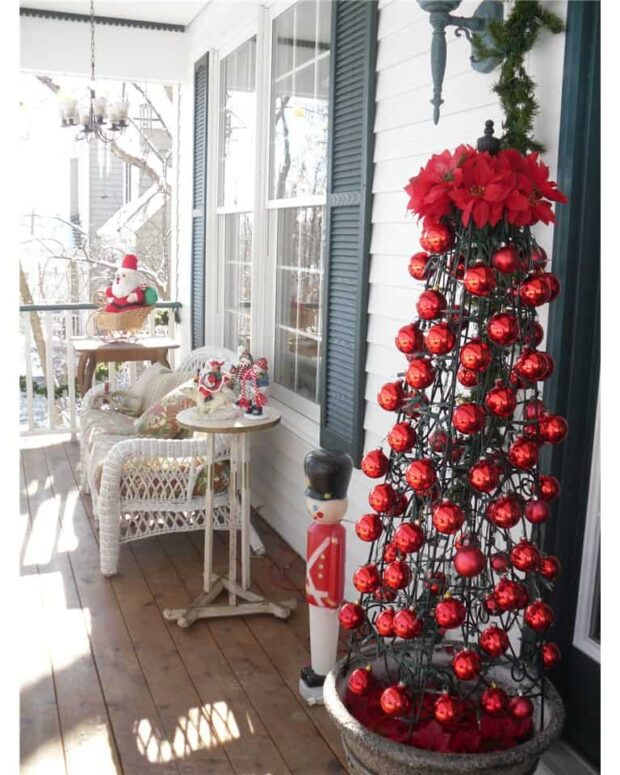 13 Ways to Decorate Your Front Porch for Christmas - Rustic DIY Christmas Outdoor Decorations, Rustic DIY Christmas Decor Ideas for Front Porch, front porch design