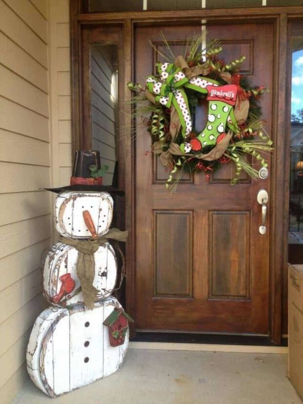 13 Ways to Decorate Your Front Porch for Christmas - Rustic DIY Christmas Outdoor Decorations, Rustic DIY Christmas Decor Ideas for Front Porch, front porch design