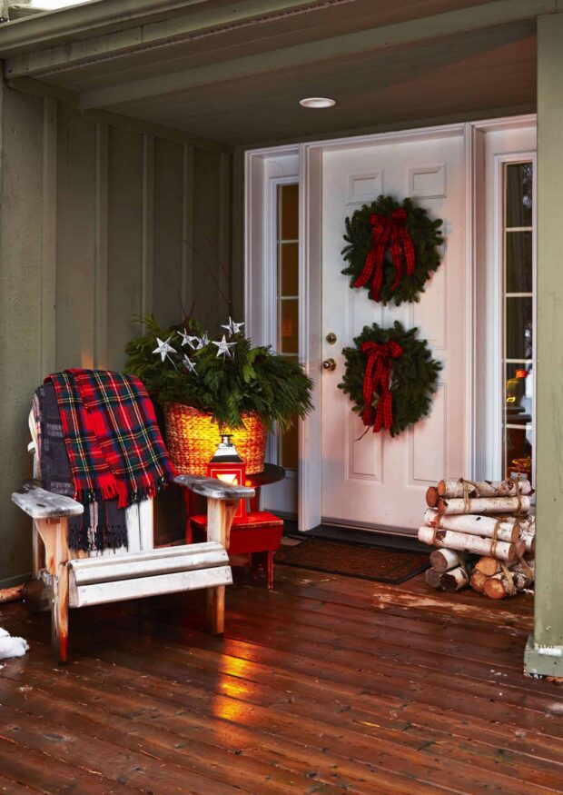 13 Ways to Decorate Your Front Porch for Christmas - Rustic DIY Christmas Outdoor Decorations, Rustic DIY Christmas Decor Ideas for Front Porch, front porch design