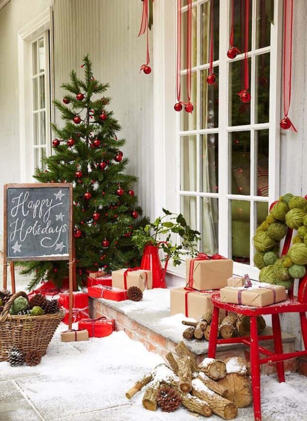 13 Ways to Decorate Your Front Porch for Christmas - Rustic DIY Christmas Outdoor Decorations, Rustic DIY Christmas Decor Ideas for Front Porch, front porch design