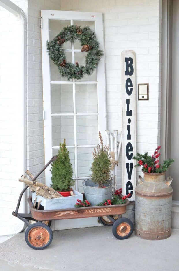 13 Ways to Decorate Your Front Porch for Christmas - Rustic DIY Christmas Outdoor Decorations, Rustic DIY Christmas Decor Ideas for Front Porch, front porch design