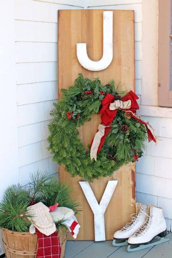 13 Ways to Decorate Your Front Porch for Christmas - Rustic DIY Christmas Outdoor Decorations, Rustic DIY Christmas Decor Ideas for Front Porch, front porch design