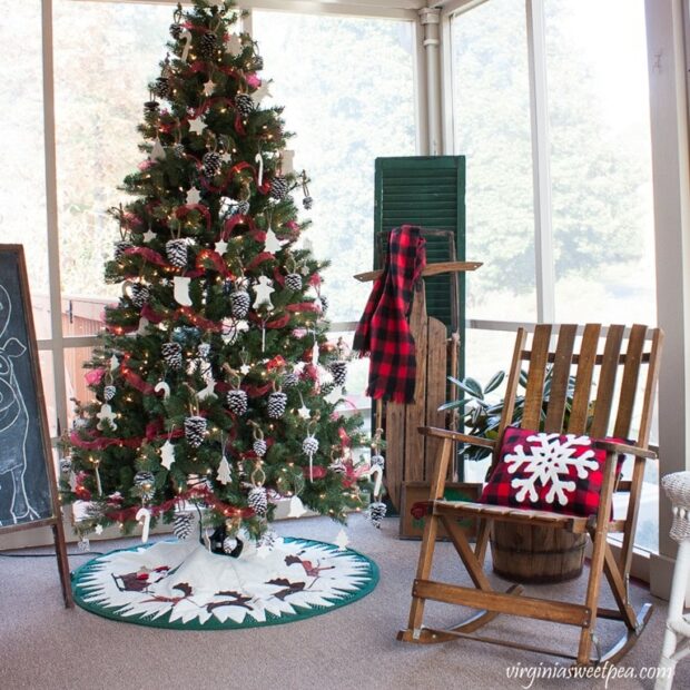 13 Ways to Decorate Your Front Porch for Christmas - Rustic DIY Christmas Outdoor Decorations, Rustic DIY Christmas Decor Ideas for Front Porch, front porch design