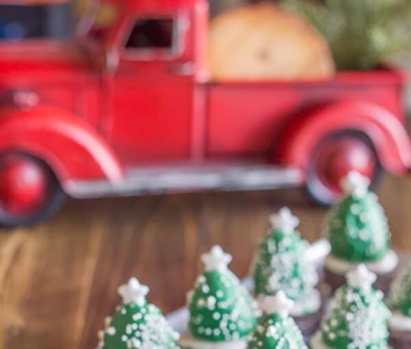 13 Festive Christmas Desserts to Get You in the Sweet Holiday Spirit 13 Festive Christmas Desserts to Get You in the Sweet Holiday Spirit - Finger Food Christmas Desserts, Festive Christmas Desserts, Christmas desserts