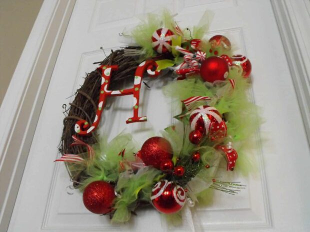 15 DIY Christmas Wreaths to Make Your Front Door as Merry as Can Be - Rustic DIY Christmas Wreaths and Centerpiece, DIY Christmas Wreaths