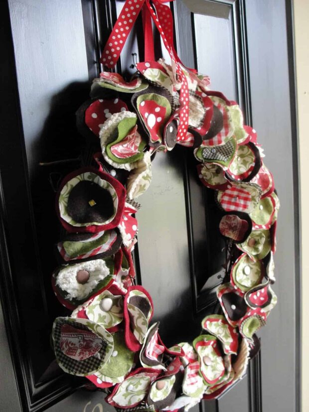 15 DIY Christmas Wreaths to Make Your Front Door as Merry as Can Be - Rustic DIY Christmas Wreaths and Centerpiece, DIY Christmas Wreaths