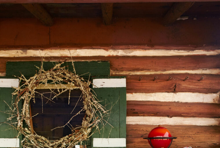 15 Ways to Decorate Your Front Porch for Christmas (Part 1) 15 Ways to Decorate Your Front Porch for Christmas (Part 1) - Rustic DIY Christmas Decor Ideas for Front Porch, Front Porch for Christmas, front porch design, front porch