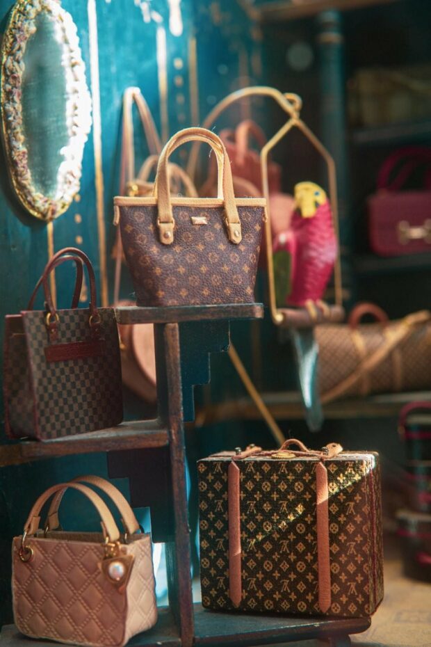 A Guide To Buying Designer Handbags - usage, texture, style, nahdbag, longevity, fit, designer, color, budget