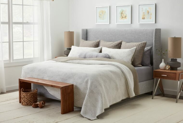 How to Style and Arrange Pillows to Create the Most Comfortable Bed How to Style and Arrange Pillows to Create the Most Comfortable Bed - style, pillows, home decor, decorating ideas, comfortable, bed, arrange