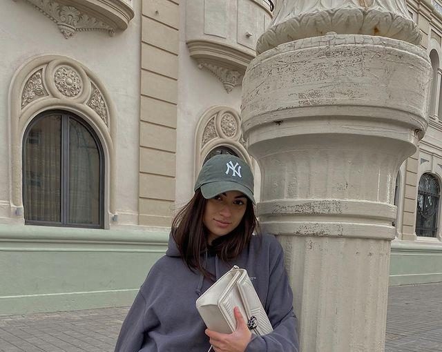 Hair Accessory Of The Season And How To Pull Off This Trend Hair Accessory Of The Season And How To Pull Off This Trend - woman style, woman fashion, style motivation, style, hair accessories, cap