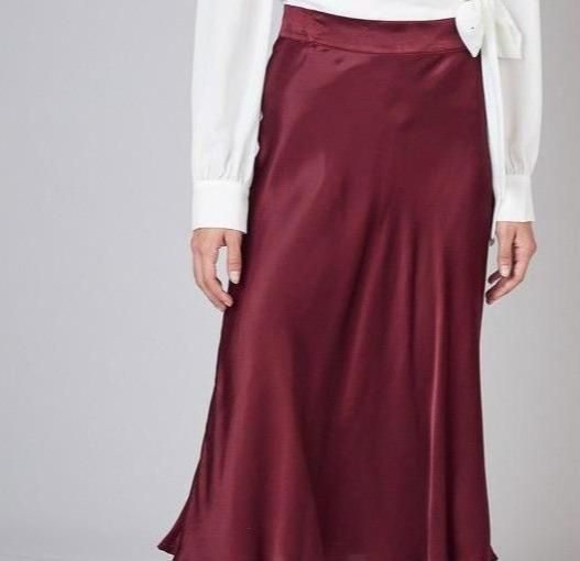 The Style Tip to Wear A Satin Skirt If You're Over 50 The Style Tip to Wear A Satin Skirt If You're Over 50 - women fashion, style motivation, style, skirts for mature women, skirts, redskirt, red satin skirt, fashion