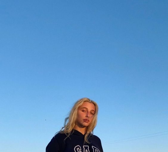 The Cult Sweatshirt From The 1990s Is The New Trend The Cult Sweatshirt From The 1990s Is The New Trend - sweatshirt, style motivation, style, GAP sweatshirt, fashion style, fashion