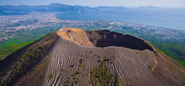 5 Exciting things to do in Italy - travel, Mount Vesuvius, Lake Como, Juliet’s Balcony, Italy, cinque terre