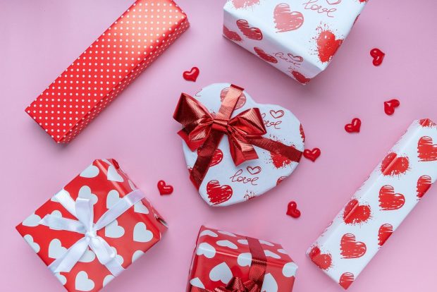 3 Essential Types of Anniversary Gifts You Must Pick From - romantic, personalized, love, gift, anniversary