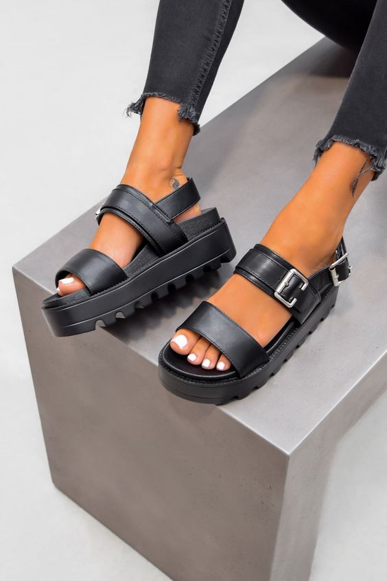 What sandals will be trendy this summer?