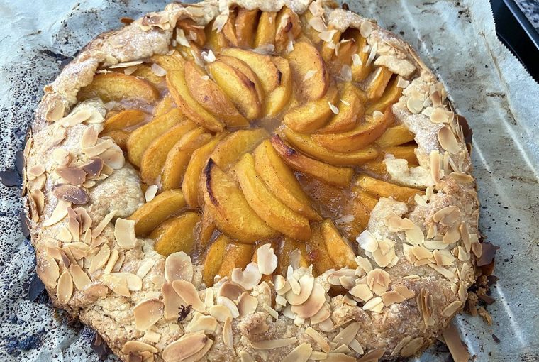 Would You Try This Tasty Peach Tart Recipe at Home? Would You Try This Tasty Peach Tart Recipe at Home? - style motivation, peach tart, peach galette, homemade recipe, food, Desserts, dessert recipes