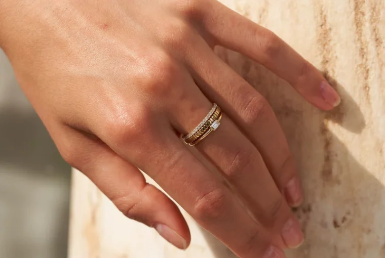 7 Luxurious Christmas Gifts for the Girl Who Has Everything 7 Luxurious Christmas Gifts for the Girl Who Has Everything - Sunglasses, spa services, sleep set, ring, gym equipment, gifts, Christmas