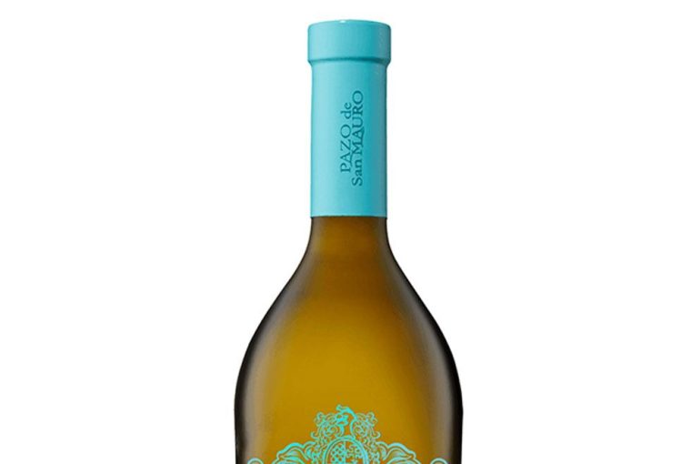 WINES AND CHAMPAGNES TO TOAST OR GIVE AWAY AT CHRISTMAS WINES AND CHAMPAGNES TO TOAST OR GIVE AWAY AT CHRISTMAS - wines, style motivation, style, Lifestyle, Drinks, Christmas drinks, champagne