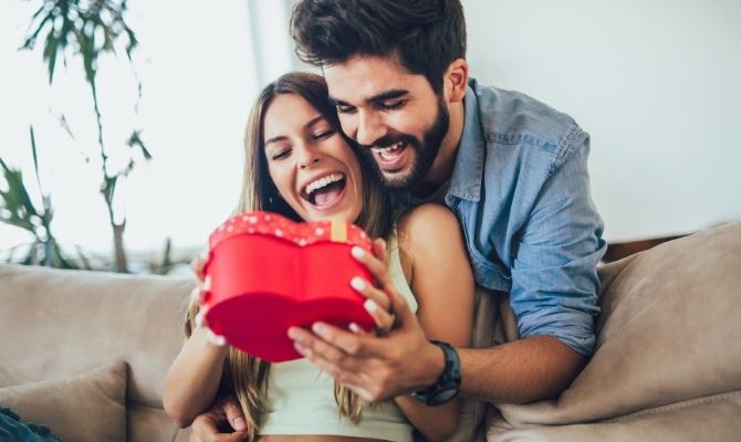 How to Choose the Perfect Gift for Your Girlfriend How to Choose the Perfect Gift for Your Girlfriend - tips, present, gift