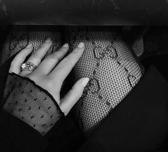 Trendy logo tights to dress up your legs Trendy logo tights to dress up your legs - winter trends 2023, style motivation, style, logo tights, fashion