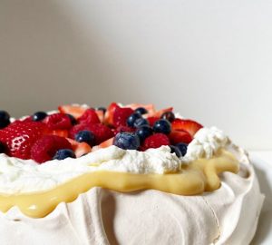 Meringue cake in a pan with lemon curd and all the berries of the summer Meringue cake in a pan with lemon curd and all the berries of the summer - sweet tooth, sweet food, summer cakes, style motivation, meringue cake, lemon curs, food, cakes, berries