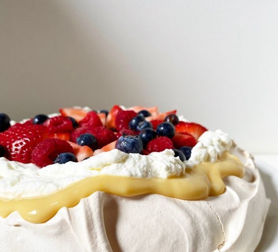 Meringue cake in a pan with lemon curd and all the berries of the summer Meringue cake in a pan with lemon curd and all the berries of the summer - sweet tooth, sweet food, summer cakes, style motivation, meringue cake, lemon curs, food, cakes, berries
