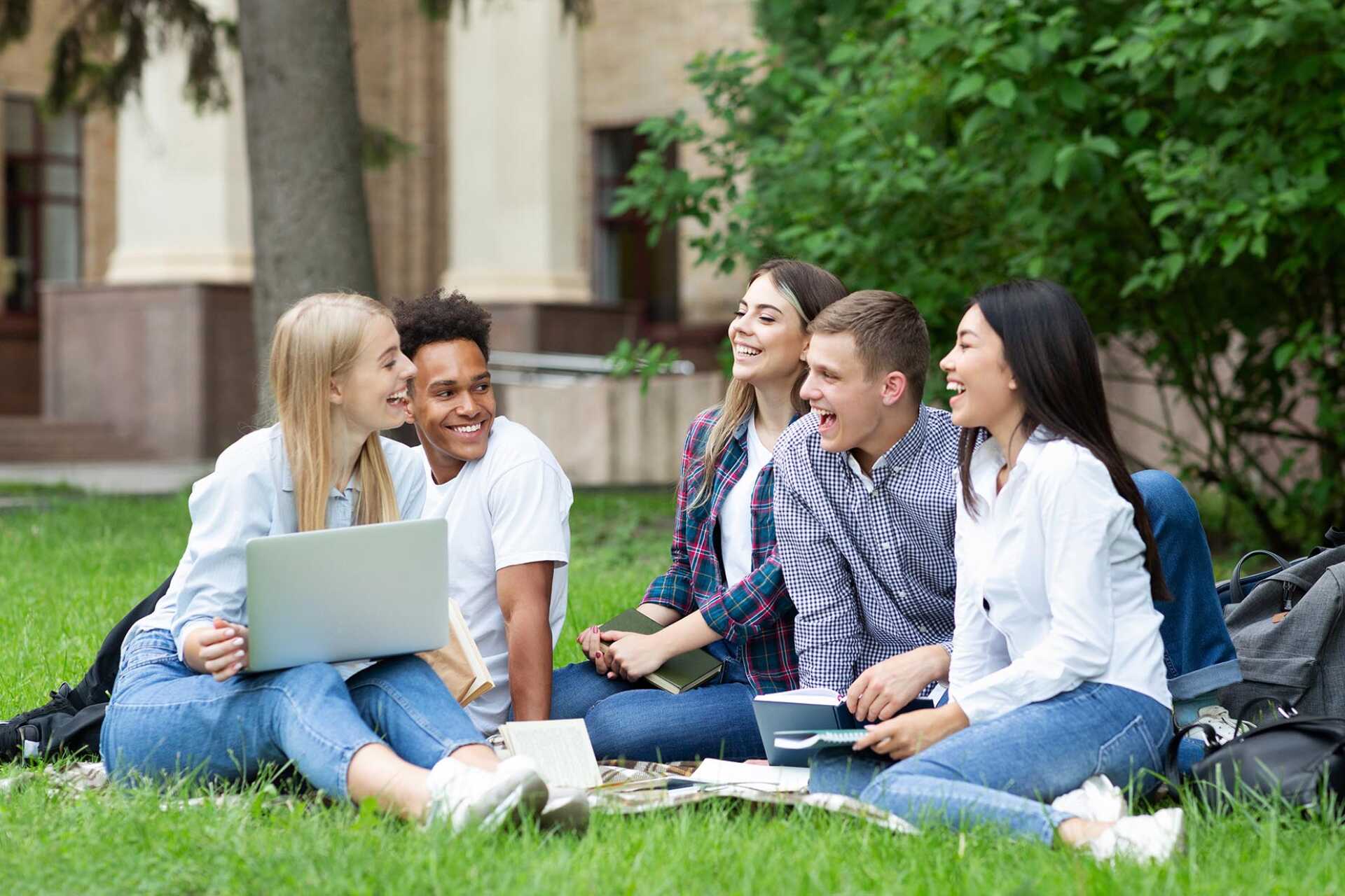 Welcome students. Студенты США. Учеба за границей. Счастливые студенты. Радостные студенты.