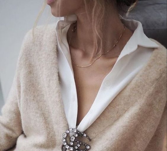 The Brooch Renaissance – Your Guide to Chic and Trendy Styling - broch trend, broch outfits, broch and trends in fashion