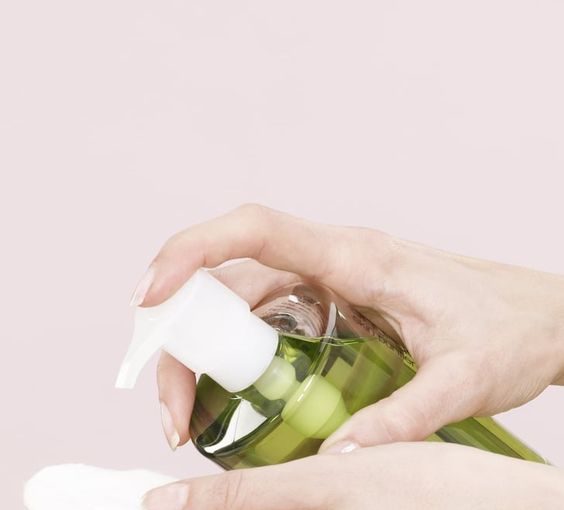 How Face Toners Transform Your Skin? - teh benefits of face toners, skincare, face toners, face toner